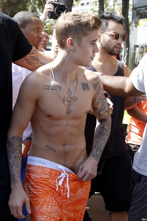 Justin Bieber Desnudo: La Verdad Detrás de las Fotos, los Vídeos y los Rumores Más Calientes 23