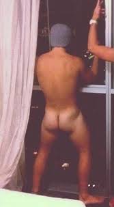 Louis Tomlinson desnudo