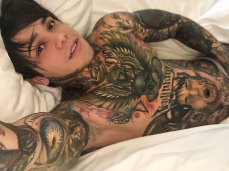 Yeferson Cossio posando sin camiseta en su video intimo