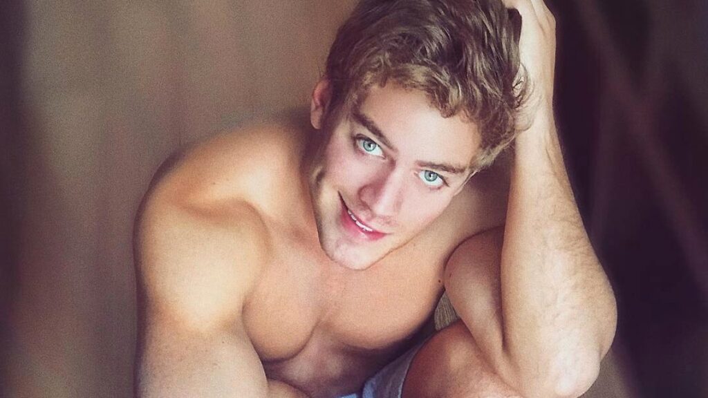 polo morin desnudo