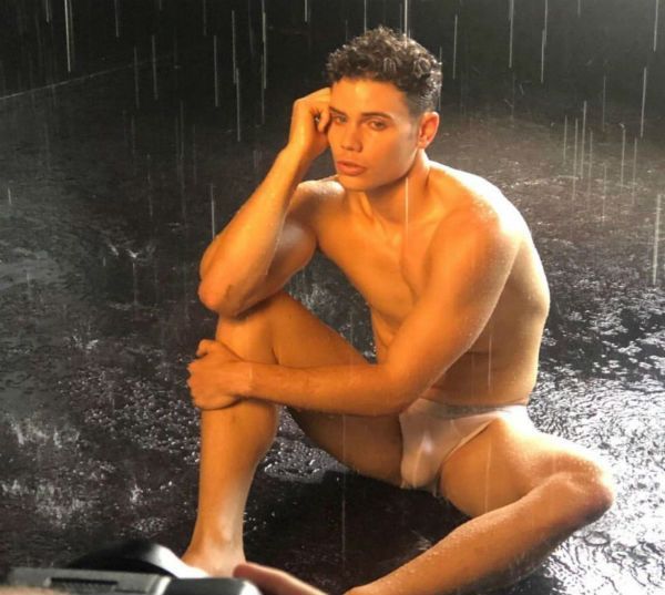 El actor Nick Champa desnudo 4