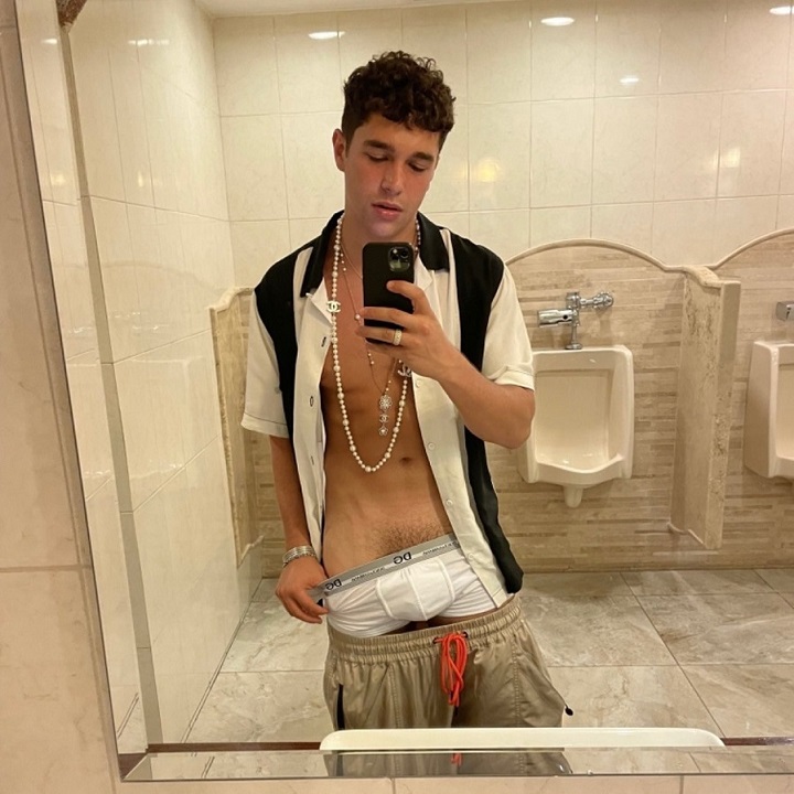 Austin Mahone bulto frente al espejo