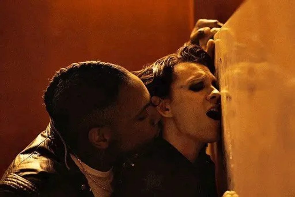 Tom Holland desnudo en The Crowded Room